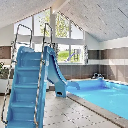 Hébergement de vacances Sleeps 18 Pool Wifi